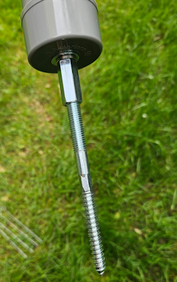 Koppelmoer met schroefstok om stevig in de grond te draaien.
