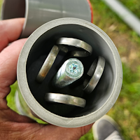 Afbeelding 5. De schroefstok en de vleespennen, ook in verpakkingsmateriaal gestoken, tegen het rammelen.
